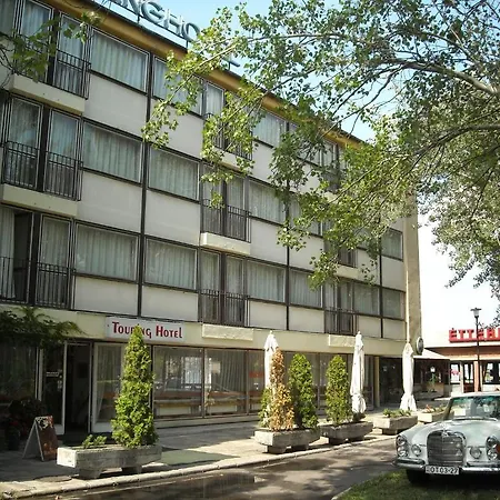 Touring Agard Gárdony